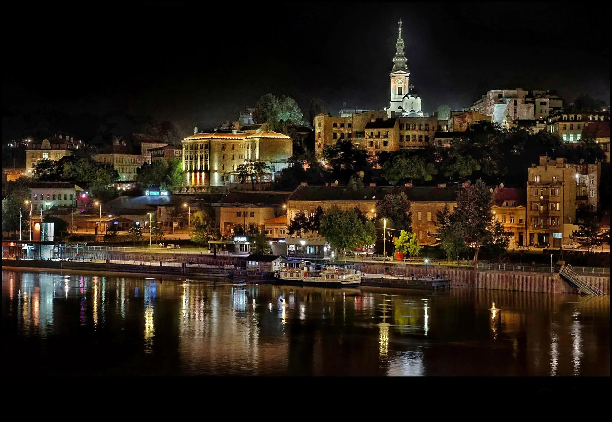 Belgrade, Serbia at night - Creative Commons Attribution-Share Alike 3.0 Unported - https://commons.wikimedia.org/wiki/File:Belgrade_at_night.webp